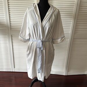 Signature robe size M by Stan Herman